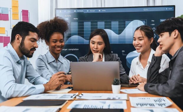 analyst team use BI Fintech software to analyze financial data on meeting table